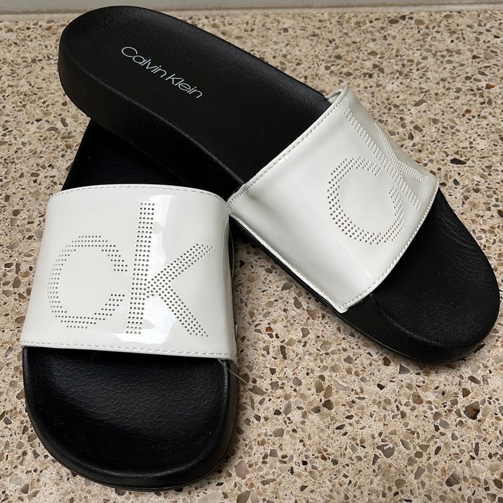 NWOT Calvin Klein CK faux patent leather slides